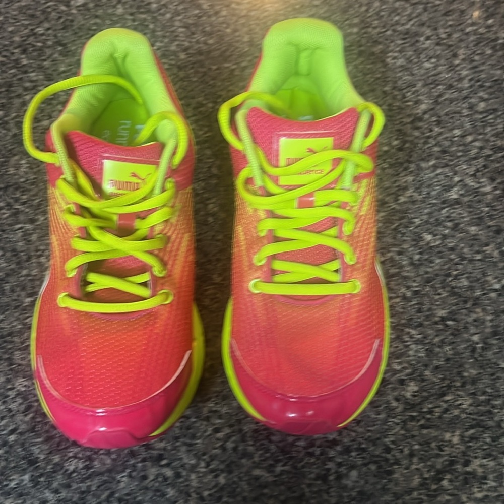 Puma girls running shoes. Sz-6 1/2 special - Picture 2 of 4